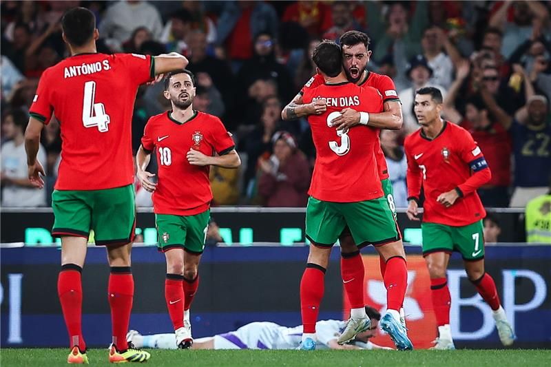 برونو فرنانديز يحتفل مع لاعبي البرتغال