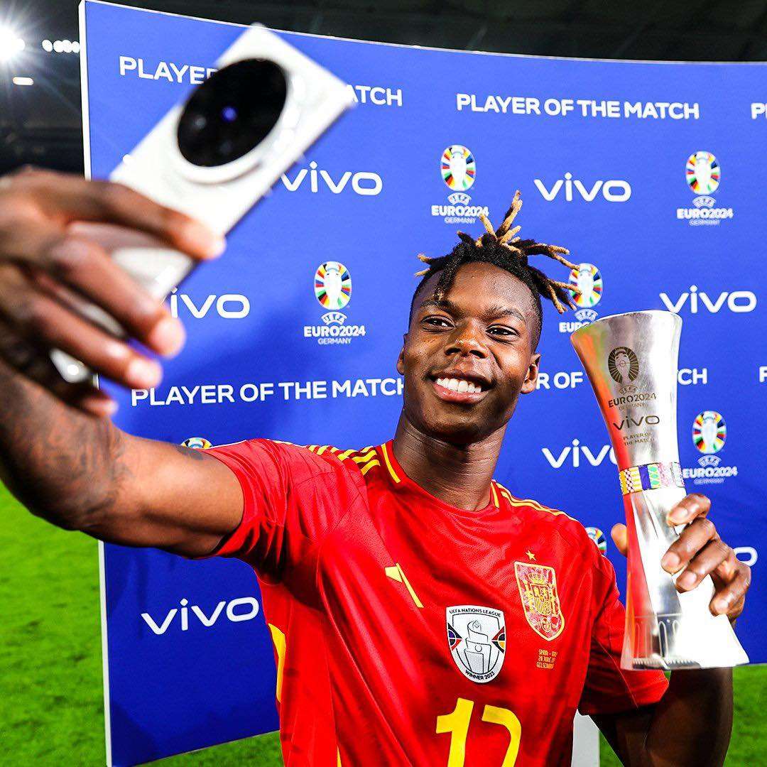 سيلفي لنيكو ويليامز بهاتف "فيفو"