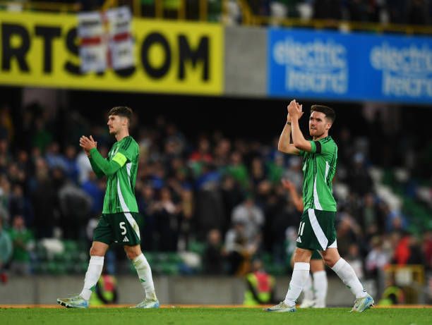 تحية لاعبي أيرلندا الشمالية لجماهيرهم