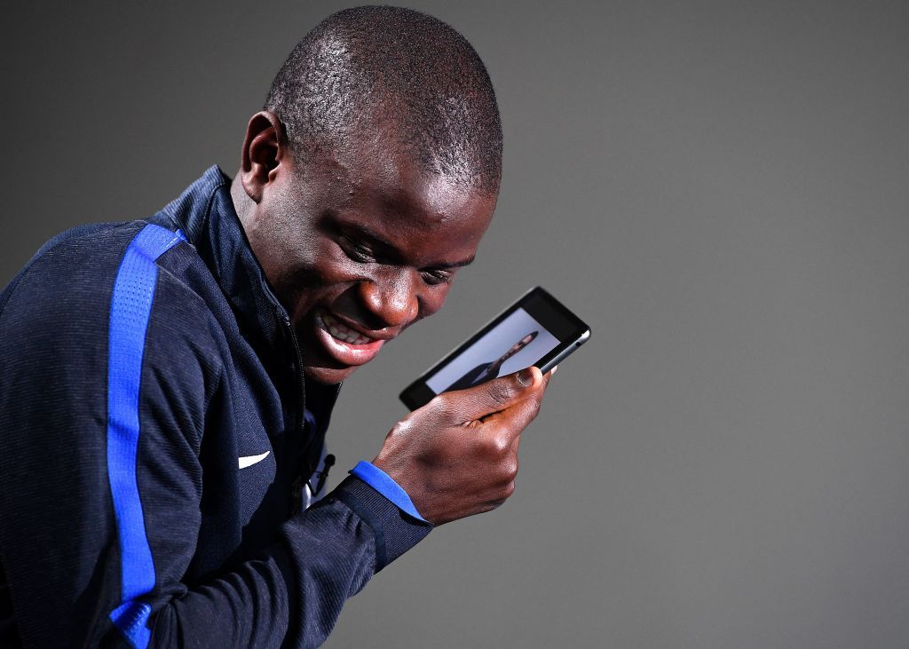 نجولو كانتي مع هاتفه