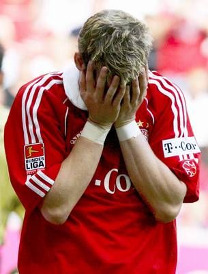 باستيان شفاينشتايغر يغطي وجهه بعد انتهاء مباراة ميونيخ ونورمبرغ