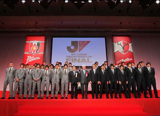 صورة جماعية للاعبو الفريقين في الحفل الذي يسبق انطلاق المباراة النهائية