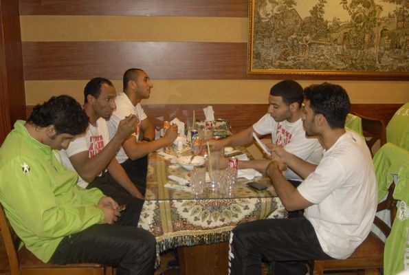 المنتخب السعودي في المطعم خارج الفندق