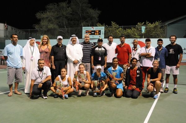 الفائزات ببطولة الآنسات مع كبار الحضور