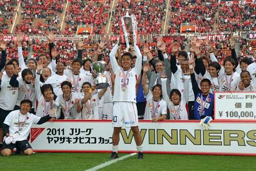 قائد فريق كاشيما الياباني ميتسو أوجاساوارا يرفع كأس نابيسكو