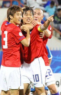 من اليسار كو جا تشيول وبارك تشو يونج وتشا دو ري