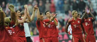 لاعبو البايرن يهنئون الجمهور بعد نهايه المباراة