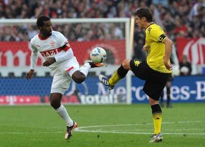 كره بين قائد فريق دورتموند كيهل و قائد فريق شتوتجارت كاكاو