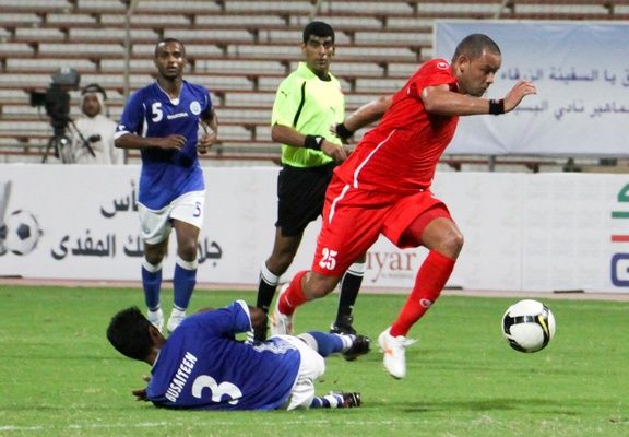 البرازيلي دييجو داسيلفا مهاجم المحرق يجتاز مدافع البسيتين في المباراة النهائية لكأس الملك