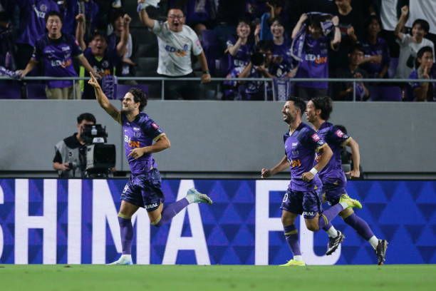 فرحة لاعبي سانفريس هيروشيما