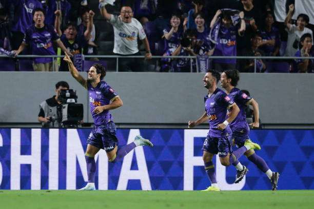 فرحة لاعبي سانفريس هيروشيما