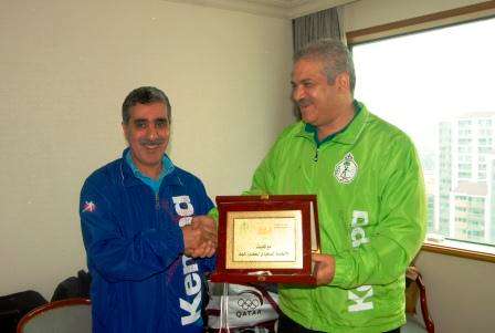 الجشي يتبادل الدروع مع الوفد القطري