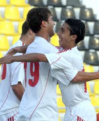 الأردني سمير رجا يتلقى التهنئة من زميله سريوة بعد إحرازه هدفاً في بوتان