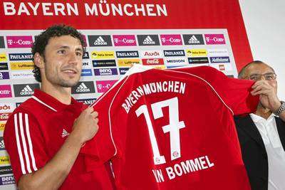 لاعب برشلونة السابق فان بومل أثناء تقديمه لجماهير ناديه الجديد