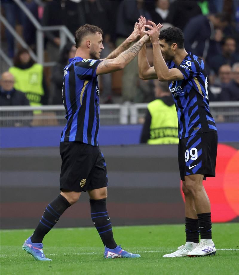 مهدي طارمي (يمين)