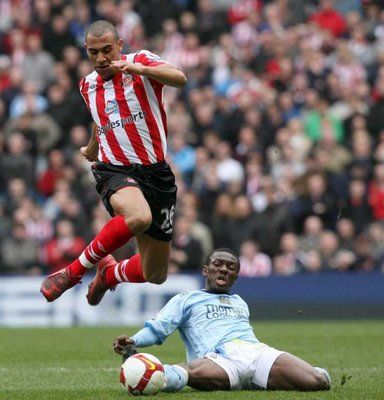  فرديناند مدافع نادي كوينز بارك (يجري بالكرة)