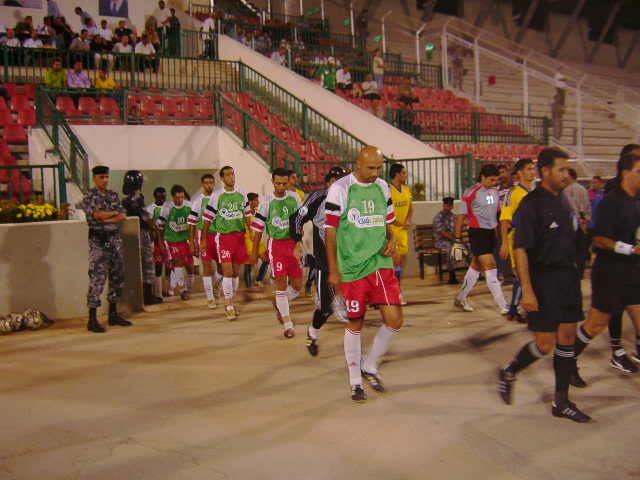 دخول الفريقين ارض الملعب