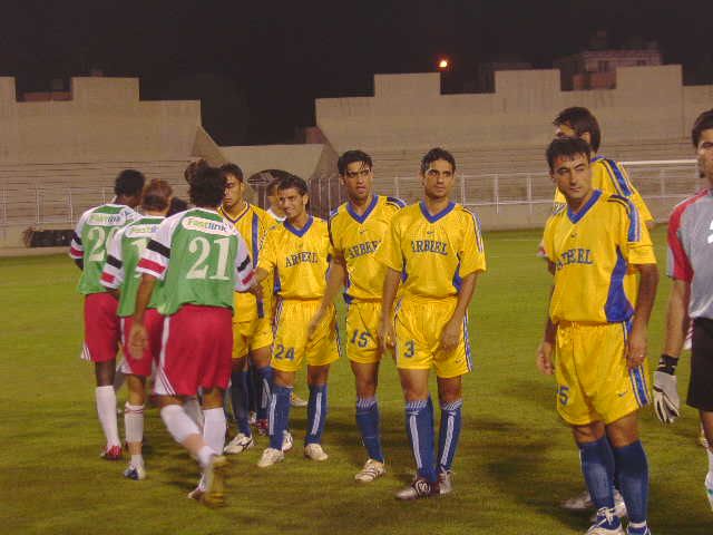 تصافح لاعبين الفريقين 