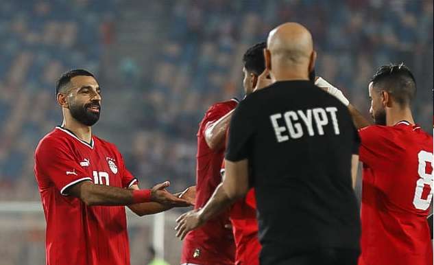 لحظة تبديل محمد صلاح في مواجهة مصر وموريتانيا