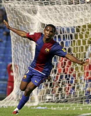 لاعب برشلونة صاموئيل أيتو ينطلق فرحا بتسجيله هدفاً في مرمى سيلتا فيجو
