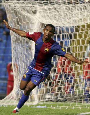 لاعب برشلونة صاموئيل أيتو ينطلق فرحا بتسجيله هدفاً في مرمى سيلتا فيجو