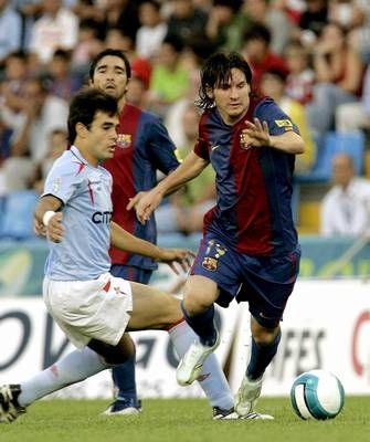 مهاجم برشلونة لونيل ميسي (اليمين) يجتاز مدافع سلتل فيجو ميلينديز