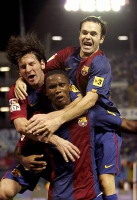 لاعبا  برشلونة ميسي وأيانيستا يهنئون زميلهم ايتو بعد تسجيله في مرمى سلتا فيجو