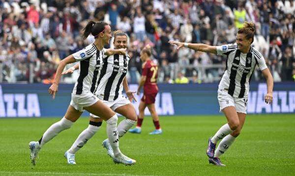 فرحة لاعبات يوفنتوس