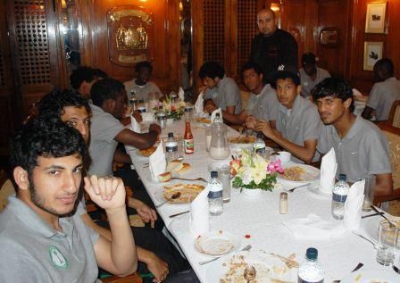 لاعبو منتخب الشباب السعودي أثناء توناولهم وجبة الغداء