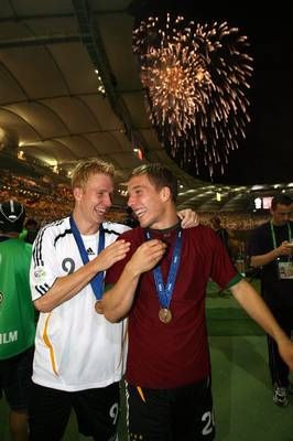 مايك هانكه (يسار ) بعد حلول المانيا ثالثاً في مونديال 2006