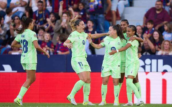 فرحة لاعبات برشلونة