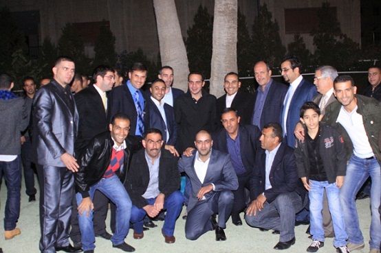 الأمير علي في لقطة تذكارية مع لاعبي منتخب النشامى والعاملين بالاتحاد  
