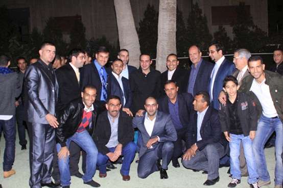 الأمير علي في لقطة تذكارية مع لاعبي منتخب النشامى والعاملين بالاتحاد  