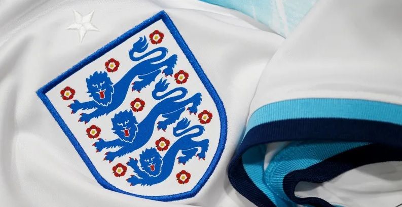 قميص منتخب إنجلترا "الأسود الثلاثة"