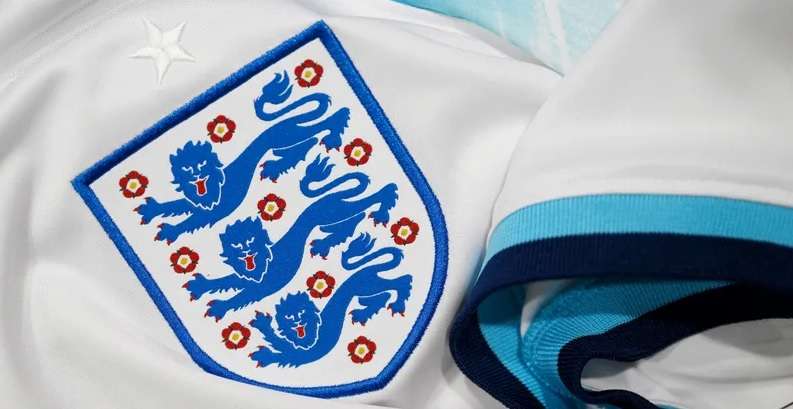 قميص منتخب إنجلترا "الأسود الثلاثة"