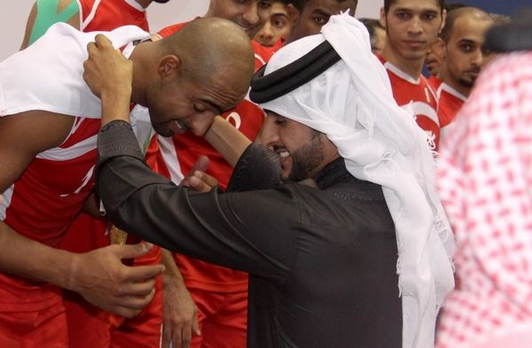 ناصر بن حمد يتوج ابطال الكرة الطائرة