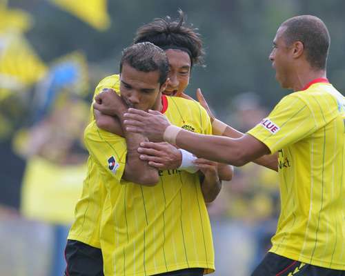 البرازيلي لياندرو دومينجيز يحتفل بعد إحرازه الهدف الثاني لكاشيوا