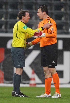 الحكم الألماني ماير أثناء إدارته مباراة في الدوري الألماني