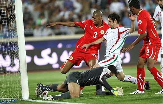 عبدالله المرزوقي (3) يحاول حماية مرمى البحرين في المباراة الاخيرة امام ايران