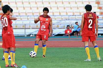 كيتيفونج بلويمجاي يتدرب لأول مرة مع لاعبي تايلاند