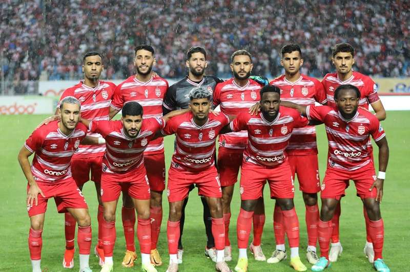 معز حسن مع لاعبي الإفريقي