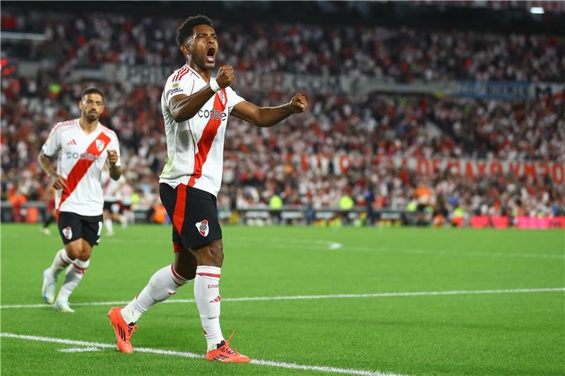 لاعبو ريفر بليت