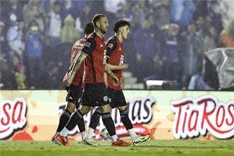 لاعبو كروز أزول