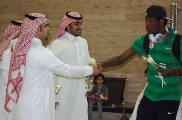  احمد شراحيلي يستلم الورد من الجبيري واليحيا