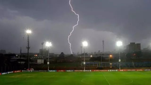 fransa-da-futbol-sahasina-yildirim-dustu-1-olu-17360188_1096_o