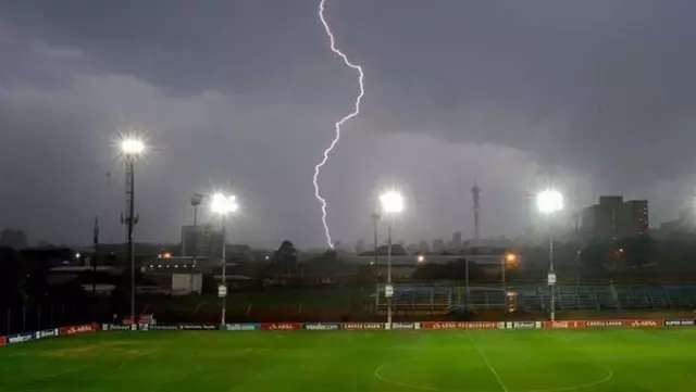 fransa-da-futbol-sahasina-yildirim-dustu-1-olu-17360188_1096_o