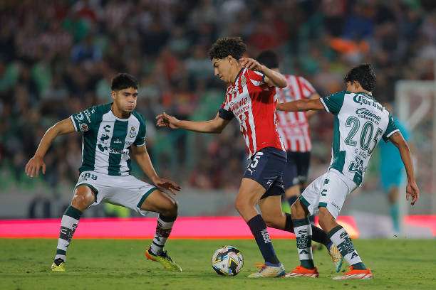 من مواجهة تشيفاس وسانتوس لاجونا