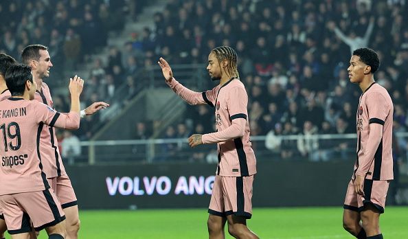 لاعبو باريس