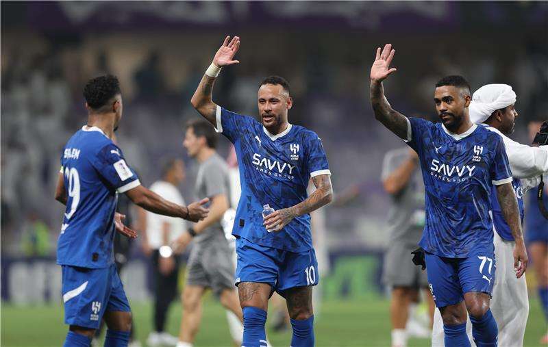 نيمار مع لاعبي الهلال