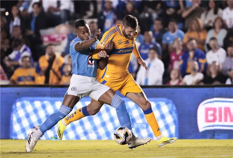 من مباراة كروز أزول و تيجريس أونال